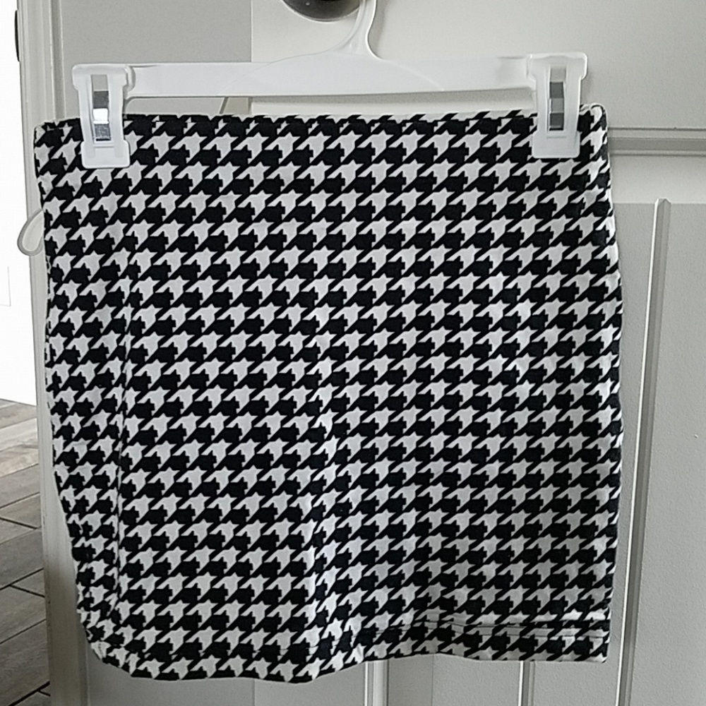 Forever 21 Black & White Skirt